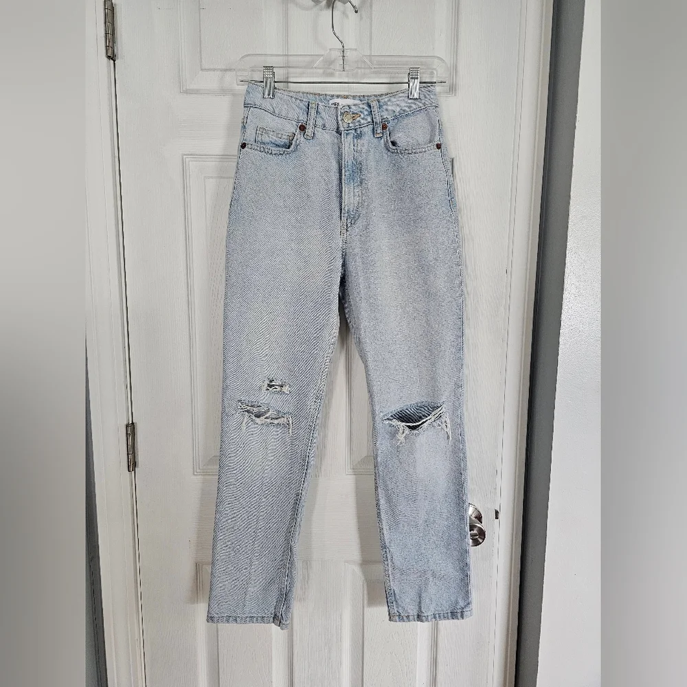 Zara High Rise Ripped Light Wash Straight Leg Mom Jeans Size 2 - Picture 2 of 5